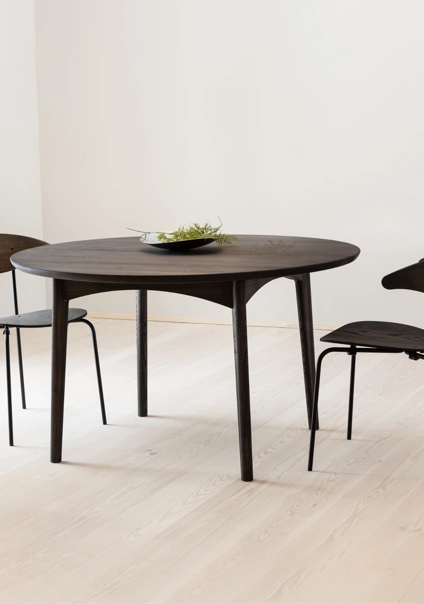 KLASSI Round Extensible Dining Table in Antique Brown Oiled Oak - Kristensen | Milola