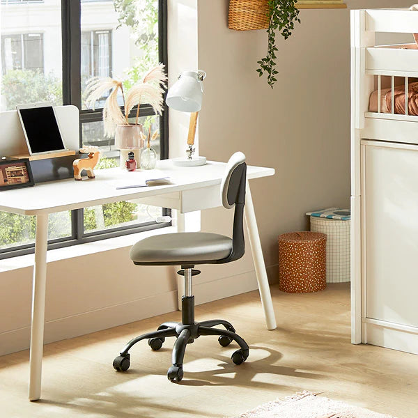 Chaise de bureau ensoleillée